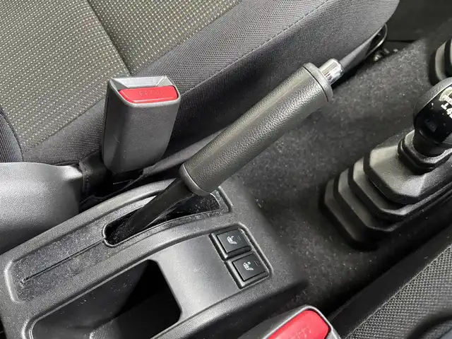 スズキ ジムニー XC 京都府 2023(令5)年 0.5万km ミディアムグレー ワンオーナー/スズキセーフティサポート/・デュアルセンサーブレーキサポート/・誤発進抑制機能/・車線逸脱警報機能/・ふらつき警報機能/・ハイビームアシスト/アルパイン9インチディスプレイオーディオ/・Apple carpray/Android auto/Bluetooth/バックカメラ/クルーズコントロール/ビルトインETC/前席シートヒーター/LEDヘッドランプ/純正16インチアルミホイール