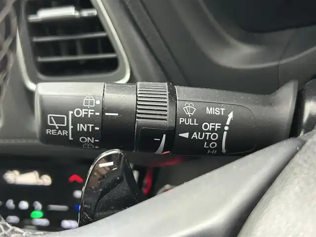 ホンダ ヴェゼル ハイブリッド Z ホンダセンシング 熊本県 2018(平30)年 4.9万km プレミアムクリスタルレッドM ワンオーナー/純正メモリーナビ（VXM-187VFEi)/（CD/DVD/Bluetooth/フルセグTV)/バックカメラ/ビルトインETC/ホンダセンシング/・CMBS/・レーンキープアシスト/・路外逸脱抑制システム/・先行車発進お知らせ/・標識認識機能/・アダプティブクルーズコントロール/ハーフレザーシート/前席シートヒーター/電動パーキングブレーキ/ブレーキホールド/パドルシフト/ステアリングスイッチ/純正１７インチアルミホイール/保証書/取扱説明書