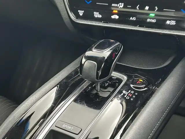 ホンダ ヴェゼル ハイブリッド Z ホンダセンシング 熊本県 2018(平30)年 4.9万km プレミアムクリスタルレッドM ワンオーナー/純正メモリーナビ（VXM-187VFEi)/（CD/DVD/Bluetooth/フルセグTV)/バックカメラ/ビルトインETC/ホンダセンシング/・CMBS/・レーンキープアシスト/・路外逸脱抑制システム/・先行車発進お知らせ/・標識認識機能/・アダプティブクルーズコントロール/ハーフレザーシート/前席シートヒーター/電動パーキングブレーキ/ブレーキホールド/パドルシフト/ステアリングスイッチ/純正１７インチアルミホイール/保証書/取扱説明書