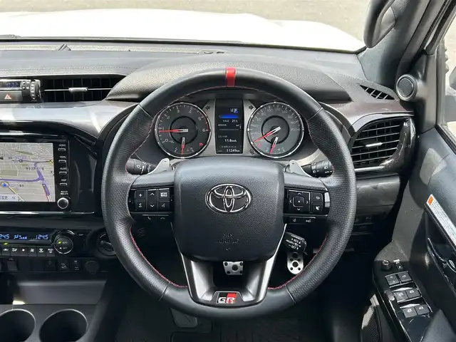 トヨタ ハイラックス Z GRスポーツ 福岡県 2022(令4)年 1.2万km スーパーホワイトⅡ  禁煙車/ GRスポーツ専用ハーフレザーシート/ 運転席パワーシート/ プリクラッシュセーフティ/ レーンディパーチャーアラート/ クリアランスソナー/ バックソナー/ ダウンヒルアシストコントロール/ リアデフロック/ 純正ディスプレイオーディオ/・　ナビ/・　パノラミックビューモニター/・　BT接続/ ETC/ ドライブレコーダー/ サイドステップ/ USB接続/ LEDヘッドライト/ フォグライト/ 純正フロアマット/ ドアバイザー/保証書/取扱説明書/スペアキー×１