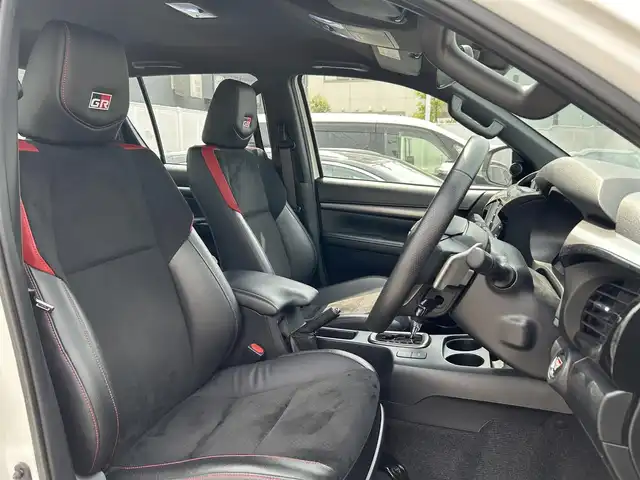 トヨタ ハイラックス Z GRスポーツ 福岡県 2022(令4)年 1.2万km スーパーホワイトⅡ  禁煙車/ GRスポーツ専用ハーフレザーシート/ 運転席パワーシート/ プリクラッシュセーフティ/ レーンディパーチャーアラート/ クリアランスソナー/ バックソナー/ ダウンヒルアシストコントロール/ リアデフロック/ 純正ディスプレイオーディオ/・　ナビ/・　パノラミックビューモニター/・　BT接続/ ETC/ ドライブレコーダー/ サイドステップ/ USB接続/ LEDヘッドライト/ フォグライト/ 純正フロアマット/ ドアバイザー/保証書/取扱説明書/スペアキー×１