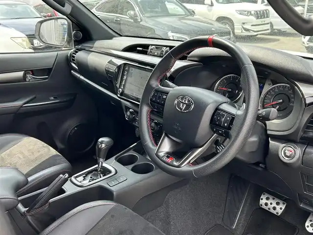 トヨタ ハイラックス Z GRスポーツ 福岡県 2022(令4)年 1.2万km スーパーホワイトⅡ  禁煙車/ GRスポーツ専用ハーフレザーシート/ 運転席パワーシート/ プリクラッシュセーフティ/ レーンディパーチャーアラート/ クリアランスソナー/ バックソナー/ ダウンヒルアシストコントロール/ リアデフロック/ 純正ディスプレイオーディオ/・　ナビ/・　パノラミックビューモニター/・　BT接続/ ETC/ ドライブレコーダー/ サイドステップ/ USB接続/ LEDヘッドライト/ フォグライト/ 純正フロアマット/ ドアバイザー/保証書/取扱説明書/スペアキー×１