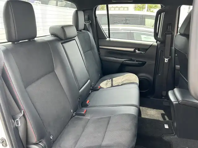 トヨタ ハイラックス Z GRスポーツ 福岡県 2022(令4)年 1.2万km スーパーホワイトⅡ  禁煙車/ GRスポーツ専用ハーフレザーシート/ 運転席パワーシート/ プリクラッシュセーフティ/ レーンディパーチャーアラート/ クリアランスソナー/ バックソナー/ ダウンヒルアシストコントロール/ リアデフロック/ 純正ディスプレイオーディオ/・　ナビ/・　パノラミックビューモニター/・　BT接続/ ETC/ ドライブレコーダー/ サイドステップ/ USB接続/ LEDヘッドライト/ フォグライト/ 純正フロアマット/ ドアバイザー/保証書/取扱説明書/スペアキー×１
