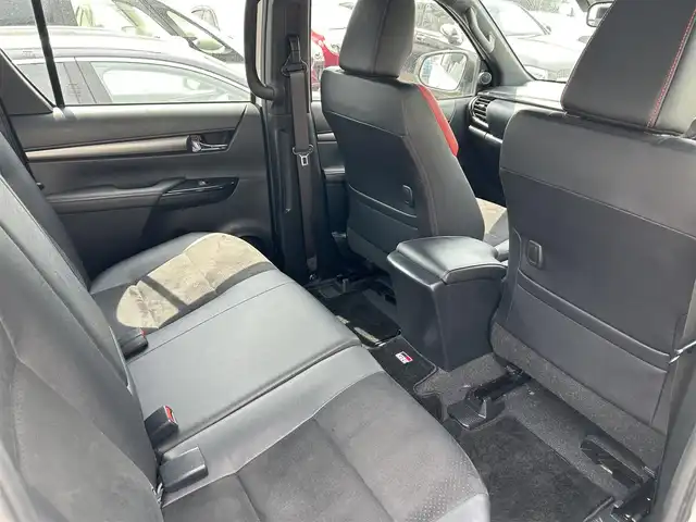 トヨタ ハイラックス Z GRスポーツ 福岡県 2022(令4)年 1.2万km スーパーホワイトⅡ  禁煙車/ GRスポーツ専用ハーフレザーシート/ 運転席パワーシート/ プリクラッシュセーフティ/ レーンディパーチャーアラート/ クリアランスソナー/ バックソナー/ ダウンヒルアシストコントロール/ リアデフロック/ 純正ディスプレイオーディオ/・　ナビ/・　パノラミックビューモニター/・　BT接続/ ETC/ ドライブレコーダー/ サイドステップ/ USB接続/ LEDヘッドライト/ フォグライト/ 純正フロアマット/ ドアバイザー/保証書/取扱説明書/スペアキー×１