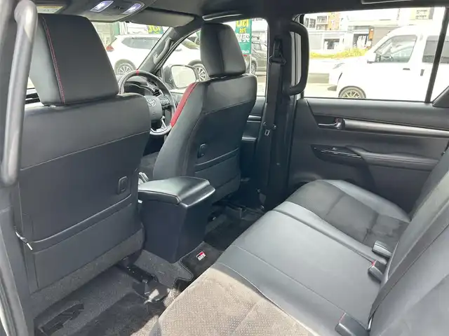 トヨタ ハイラックス Z GRスポーツ 福岡県 2022(令4)年 1.2万km スーパーホワイトⅡ  禁煙車/ GRスポーツ専用ハーフレザーシート/ 運転席パワーシート/ プリクラッシュセーフティ/ レーンディパーチャーアラート/ クリアランスソナー/ バックソナー/ ダウンヒルアシストコントロール/ リアデフロック/ 純正ディスプレイオーディオ/・　ナビ/・　パノラミックビューモニター/・　BT接続/ ETC/ ドライブレコーダー/ サイドステップ/ USB接続/ LEDヘッドライト/ フォグライト/ 純正フロアマット/ ドアバイザー/保証書/取扱説明書/スペアキー×１