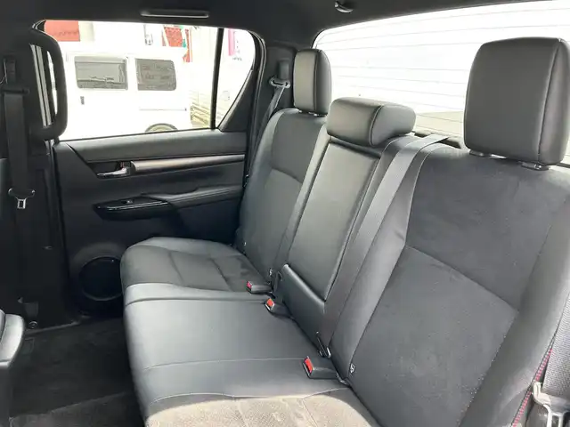 トヨタ ハイラックス Z GRスポーツ 福岡県 2022(令4)年 1.2万km スーパーホワイトⅡ  禁煙車/ GRスポーツ専用ハーフレザーシート/ 運転席パワーシート/ プリクラッシュセーフティ/ レーンディパーチャーアラート/ クリアランスソナー/ バックソナー/ ダウンヒルアシストコントロール/ リアデフロック/ 純正ディスプレイオーディオ/・　ナビ/・　パノラミックビューモニター/・　BT接続/ ETC/ ドライブレコーダー/ サイドステップ/ USB接続/ LEDヘッドライト/ フォグライト/ 純正フロアマット/ ドアバイザー/保証書/取扱説明書/スペアキー×１