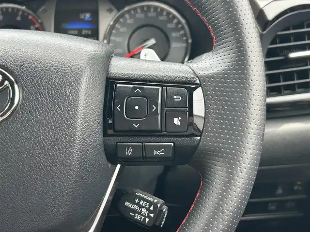 トヨタ ハイラックス Z GRスポーツ 福岡県 2022(令4)年 1.2万km スーパーホワイトⅡ  禁煙車/ GRスポーツ専用ハーフレザーシート/ 運転席パワーシート/ プリクラッシュセーフティ/ レーンディパーチャーアラート/ クリアランスソナー/ バックソナー/ ダウンヒルアシストコントロール/ リアデフロック/ 純正ディスプレイオーディオ/・　ナビ/・　パノラミックビューモニター/・　BT接続/ ETC/ ドライブレコーダー/ サイドステップ/ USB接続/ LEDヘッドライト/ フォグライト/ 純正フロアマット/ ドアバイザー/保証書/取扱説明書/スペアキー×１