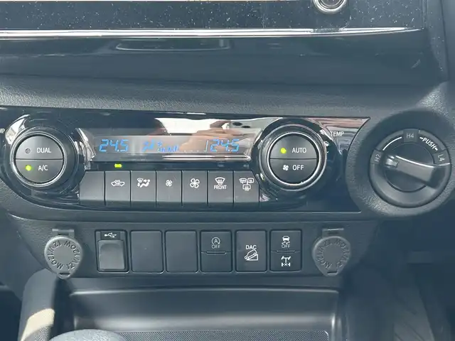 トヨタ ハイラックス Z GRスポーツ 福岡県 2022(令4)年 1.2万km スーパーホワイトⅡ  禁煙車/ GRスポーツ専用ハーフレザーシート/ 運転席パワーシート/ プリクラッシュセーフティ/ レーンディパーチャーアラート/ クリアランスソナー/ バックソナー/ ダウンヒルアシストコントロール/ リアデフロック/ 純正ディスプレイオーディオ/・　ナビ/・　パノラミックビューモニター/・　BT接続/ ETC/ ドライブレコーダー/ サイドステップ/ USB接続/ LEDヘッドライト/ フォグライト/ 純正フロアマット/ ドアバイザー/保証書/取扱説明書/スペアキー×１
