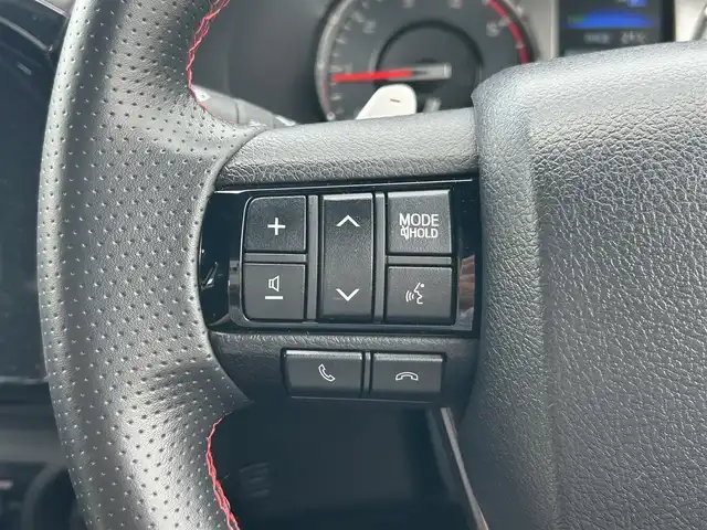 トヨタ ハイラックス Z GRスポーツ 福岡県 2022(令4)年 1.2万km スーパーホワイトⅡ  禁煙車/ GRスポーツ専用ハーフレザーシート/ 運転席パワーシート/ プリクラッシュセーフティ/ レーンディパーチャーアラート/ クリアランスソナー/ バックソナー/ ダウンヒルアシストコントロール/ リアデフロック/ 純正ディスプレイオーディオ/・　ナビ/・　パノラミックビューモニター/・　BT接続/ ETC/ ドライブレコーダー/ サイドステップ/ USB接続/ LEDヘッドライト/ フォグライト/ 純正フロアマット/ ドアバイザー/保証書/取扱説明書/スペアキー×１