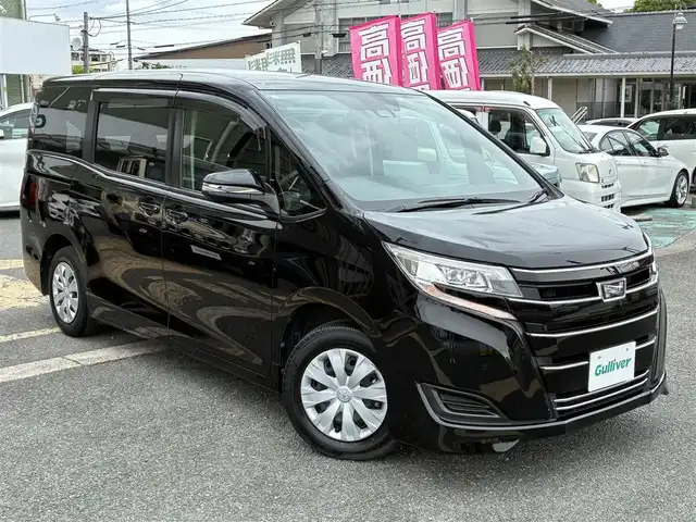 トヨタ ノア X 京都府 2020(令2)年 5.9万km ブラック ワンオーナー/3列シート8人乗り/セーフティセンス/・プリクラッシュセーフティ/・レーンディパーチャーアラート/・ハイビームアシスト/・先行車発進お知らせ/パイオニア10型メモリーナビ/・フルセグTV/・CD/DVD/SD再生/・バックカメラ/・BT接続/パイオニア9型プライベートモニター（2列目）/パイオニアサテライトスピーカー/ETC/ステアリモコン/クルーズコントロール/セルスター前方ドラレコ/プッシュスタート/スマートキー×2個/ロールアップサンシェード/純正フロアマット/純正ドアバイザー/車両保証書/車両取説/ナビ取説