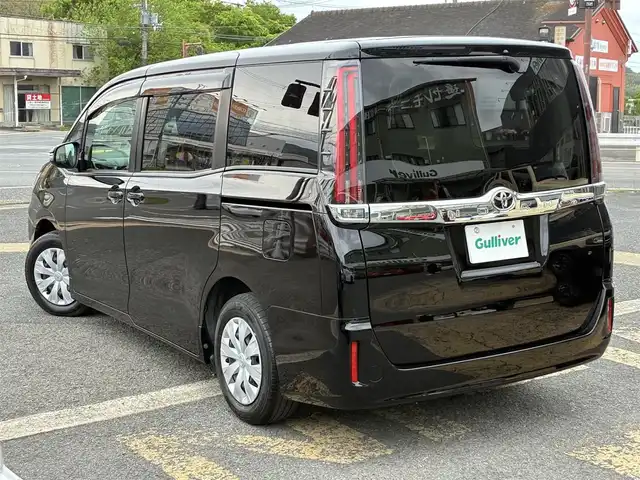 トヨタ ノア X 京都府 2020(令2)年 5.9万km ブラック ワンオーナー/3列シート8人乗り/セーフティセンス/・プリクラッシュセーフティ/・レーンディパーチャーアラート/・ハイビームアシスト/・先行車発進お知らせ/パイオニア10型メモリーナビ/・フルセグTV/・CD/DVD/SD再生/・バックカメラ/・BT接続/パイオニア9型プライベートモニター（2列目）/パイオニアサテライトスピーカー/ETC/ステアリモコン/クルーズコントロール/セルスター前方ドラレコ/プッシュスタート/スマートキー×2個/ロールアップサンシェード/純正フロアマット/純正ドアバイザー/車両保証書/車両取説/ナビ取説