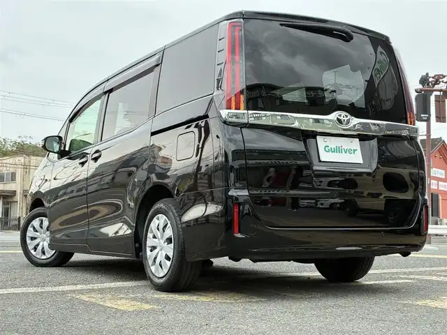 トヨタ ノア X 京都府 2020(令2)年 5.9万km ブラック ワンオーナー/3列シート8人乗り/セーフティセンス/・プリクラッシュセーフティ/・レーンディパーチャーアラート/・ハイビームアシスト/・先行車発進お知らせ/パイオニア10型メモリーナビ/・フルセグTV/・CD/DVD/SD再生/・バックカメラ/・BT接続/パイオニア9型プライベートモニター（2列目）/パイオニアサテライトスピーカー/ETC/ステアリモコン/クルーズコントロール/セルスター前方ドラレコ/プッシュスタート/スマートキー×2個/ロールアップサンシェード/純正フロアマット/純正ドアバイザー/車両保証書/車両取説/ナビ取説