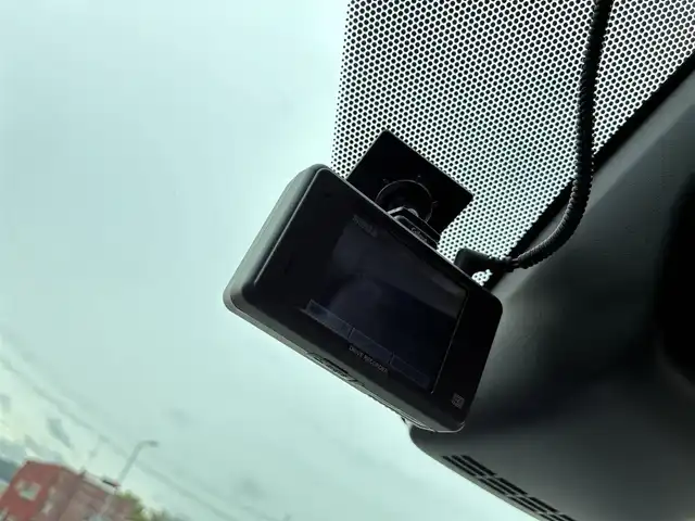 トヨタ ノア X 京都府 2020(令2)年 5.9万km ブラック ワンオーナー/3列シート8人乗り/セーフティセンス/・プリクラッシュセーフティ/・レーンディパーチャーアラート/・ハイビームアシスト/・先行車発進お知らせ/パイオニア10型メモリーナビ/・フルセグTV/・CD/DVD/SD再生/・バックカメラ/・BT接続/パイオニア9型プライベートモニター（2列目）/パイオニアサテライトスピーカー/ETC/ステアリモコン/クルーズコントロール/セルスター前方ドラレコ/プッシュスタート/スマートキー×2個/ロールアップサンシェード/純正フロアマット/純正ドアバイザー/車両保証書/車両取説/ナビ取説