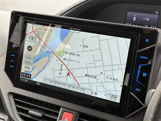 トヨタ ノア X 京都府 2020(令2)年 5.9万km ブラック ワンオーナー/3列シート8人乗り/セーフティセンス/・プリクラッシュセーフティ/・レーンディパーチャーアラート/・ハイビームアシスト/・先行車発進お知らせ/パイオニア10型メモリーナビ/・フルセグTV/・CD/DVD/SD再生/・バックカメラ/・BT接続/パイオニア9型プライベートモニター（2列目）/パイオニアサテライトスピーカー/ETC/ステアリモコン/クルーズコントロール/セルスター前方ドラレコ/プッシュスタート/スマートキー×2個/ロールアップサンシェード/純正フロアマット/純正ドアバイザー/車両保証書/車両取説/ナビ取説