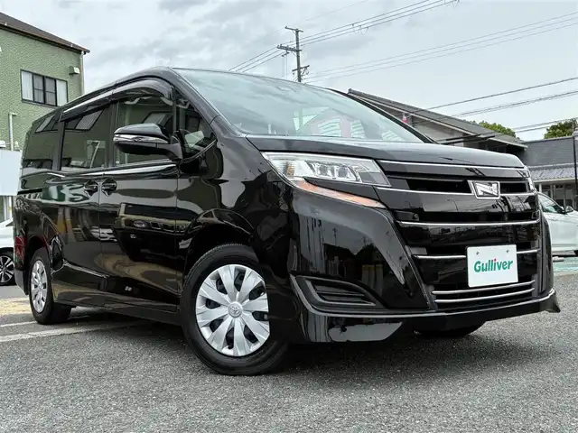 トヨタ ノア X 京都府 2020(令2)年 5.9万km ブラック ワンオーナー/3列シート8人乗り/セーフティセンス/・プリクラッシュセーフティ/・レーンディパーチャーアラート/・ハイビームアシスト/・先行車発進お知らせ/パイオニア10型メモリーナビ/・フルセグTV/・CD/DVD/SD再生/・バックカメラ/・BT接続/パイオニア9型プライベートモニター（2列目）/パイオニアサテライトスピーカー/ETC/ステアリモコン/クルーズコントロール/セルスター前方ドラレコ/プッシュスタート/スマートキー×2個/ロールアップサンシェード/純正フロアマット/純正ドアバイザー/車両保証書/車両取説/ナビ取説