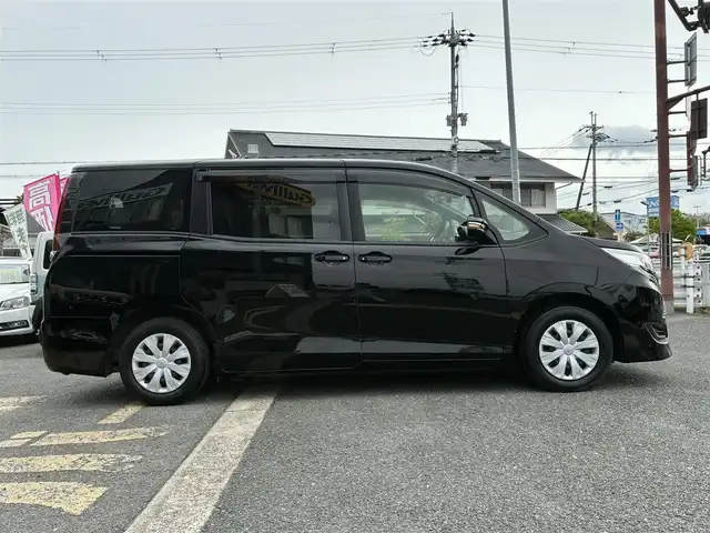 トヨタ ノア X 京都府 2020(令2)年 5.9万km ブラック ワンオーナー/3列シート8人乗り/セーフティセンス/・プリクラッシュセーフティ/・レーンディパーチャーアラート/・ハイビームアシスト/・先行車発進お知らせ/パイオニア10型メモリーナビ/・フルセグTV/・CD/DVD/SD再生/・バックカメラ/・BT接続/パイオニア9型プライベートモニター（2列目）/パイオニアサテライトスピーカー/ETC/ステアリモコン/クルーズコントロール/セルスター前方ドラレコ/プッシュスタート/スマートキー×2個/ロールアップサンシェード/純正フロアマット/純正ドアバイザー/車両保証書/車両取説/ナビ取説