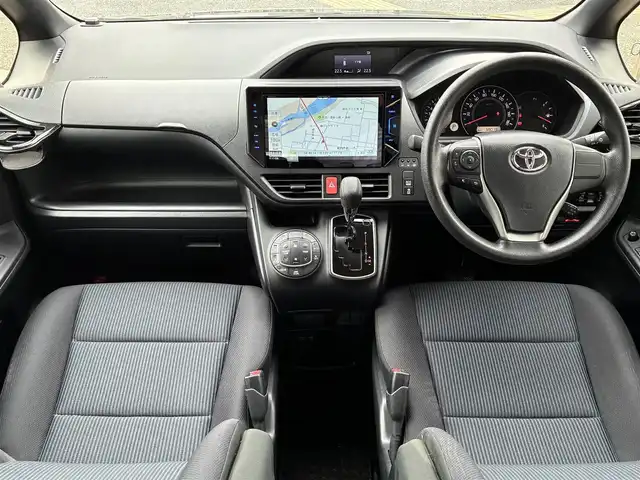 トヨタ ノア X 京都府 2020(令2)年 5.9万km ブラック ワンオーナー/3列シート8人乗り/セーフティセンス/・プリクラッシュセーフティ/・レーンディパーチャーアラート/・ハイビームアシスト/・先行車発進お知らせ/パイオニア10型メモリーナビ/・フルセグTV/・CD/DVD/SD再生/・バックカメラ/・BT接続/パイオニア9型プライベートモニター（2列目）/パイオニアサテライトスピーカー/ETC/ステアリモコン/クルーズコントロール/セルスター前方ドラレコ/プッシュスタート/スマートキー×2個/ロールアップサンシェード/純正フロアマット/純正ドアバイザー/車両保証書/車両取説/ナビ取説