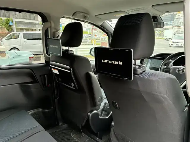 トヨタ ノア X 京都府 2020(令2)年 5.9万km ブラック ワンオーナー/3列シート8人乗り/セーフティセンス/・プリクラッシュセーフティ/・レーンディパーチャーアラート/・ハイビームアシスト/・先行車発進お知らせ/パイオニア10型メモリーナビ/・フルセグTV/・CD/DVD/SD再生/・バックカメラ/・BT接続/パイオニア9型プライベートモニター（2列目）/パイオニアサテライトスピーカー/ETC/ステアリモコン/クルーズコントロール/セルスター前方ドラレコ/プッシュスタート/スマートキー×2個/ロールアップサンシェード/純正フロアマット/純正ドアバイザー/車両保証書/車両取説/ナビ取説