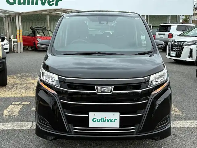 トヨタ ノア X 京都府 2020(令2)年 5.9万km ブラック ワンオーナー/3列シート8人乗り/セーフティセンス/・プリクラッシュセーフティ/・レーンディパーチャーアラート/・ハイビームアシスト/・先行車発進お知らせ/パイオニア10型メモリーナビ/・フルセグTV/・CD/DVD/SD再生/・バックカメラ/・BT接続/パイオニア9型プライベートモニター（2列目）/パイオニアサテライトスピーカー/ETC/ステアリモコン/クルーズコントロール/セルスター前方ドラレコ/プッシュスタート/スマートキー×2個/ロールアップサンシェード/純正フロアマット/純正ドアバイザー/車両保証書/車両取説/ナビ取説