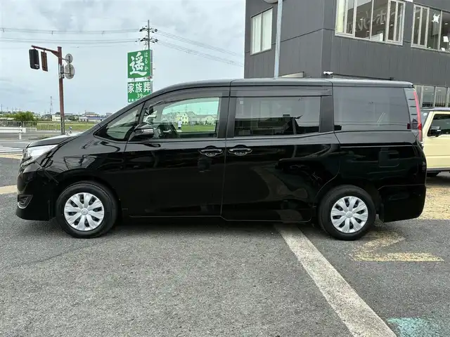 トヨタ ノア X 京都府 2020(令2)年 5.9万km ブラック ワンオーナー/3列シート8人乗り/セーフティセンス/・プリクラッシュセーフティ/・レーンディパーチャーアラート/・ハイビームアシスト/・先行車発進お知らせ/パイオニア10型メモリーナビ/・フルセグTV/・CD/DVD/SD再生/・バックカメラ/・BT接続/パイオニア9型プライベートモニター（2列目）/パイオニアサテライトスピーカー/ETC/ステアリモコン/クルーズコントロール/セルスター前方ドラレコ/プッシュスタート/スマートキー×2個/ロールアップサンシェード/純正フロアマット/純正ドアバイザー/車両保証書/車両取説/ナビ取説