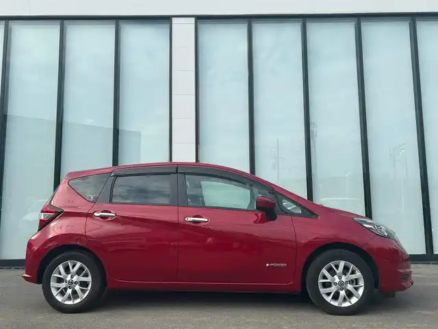 日産 ノート e－パワー X 大阪府 2019(平31)年 5.5万km ガーネットレッド 純正ナビ/  フルセグTV/CD/DVD/Bluetooth/全方位モニター/衝突軽減ブレーキ/横滑り防止装置/スマートルームミラー/レーンキープアシスト/ステアリングスイッチ/コーナセンサー/純正15インチアルミホイール/純正フロアマット/プッシュスタート/スマートキー/ＥＴＣ/ＬＥＤライト/禁煙車