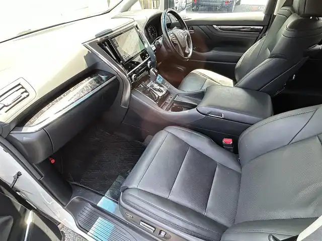 トヨタ ヴェルファイア Z Gエディション 福岡県 2019(令1)年 4万km ホワイトパールクリスタルシャイン ワンオーナー/純正10インチSDナビ【NSZN-Z68T】/(AM/FM/CD/DVD/Bluetooth/フルセグTV)/バックカメラ/黒レザーシート/純正12.1インチフリップダウンモニター【V12T-R68C】/トヨタセーフティーセンス/・プリクラッシュセーフティ/・車線逸脱警報/・オートマチックハイビーム/・ロードサインアシスト/・レーダークルーズコントロール/・先行車発進告知機能/横滑り防止装置/盗難防止装置/両側パワースライドドア/パワーバックドア/純正18インチアルミホイール/ドアバイザー/前方ドライブレコーダー【DRT-H68A】/ビルトインETC/ステアリングヒーター/シートヒーター＆ベンチレーター（D/N）/パワーシート(D/N)/シートメモリー(D)/プッシュスタート/ブレーキホールド/純正フロアマット/保証書/取扱説明書/ナビ取扱説明書/後席モニター取扱説明書