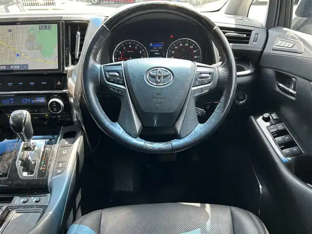 トヨタ ヴェルファイア Z Gエディション 福岡県 2019(令1)年 4万km ホワイトパールクリスタルシャイン ワンオーナー/純正10インチSDナビ【NSZN-Z68T】/(AM/FM/CD/DVD/Bluetooth/フルセグTV)/バックカメラ/黒レザーシート/純正12.1インチフリップダウンモニター【V12T-R68C】/トヨタセーフティーセンス/・プリクラッシュセーフティ/・車線逸脱警報/・オートマチックハイビーム/・ロードサインアシスト/・レーダークルーズコントロール/・先行車発進告知機能/横滑り防止装置/盗難防止装置/両側パワースライドドア/パワーバックドア/純正18インチアルミホイール/ドアバイザー/前方ドライブレコーダー【DRT-H68A】/ビルトインETC/ステアリングヒーター/シートヒーター＆ベンチレーター（D/N）/パワーシート(D/N)/シートメモリー(D)/プッシュスタート/ブレーキホールド/純正フロアマット/保証書/取扱説明書/ナビ取扱説明書/後席モニター取扱説明書