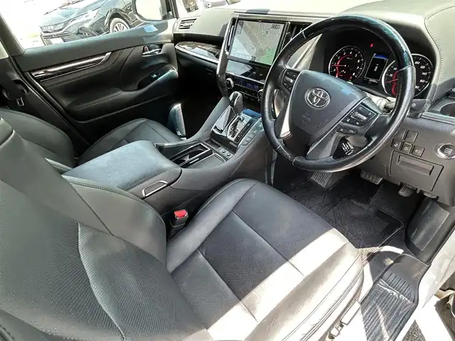 トヨタ ヴェルファイア Z Gエディション 福岡県 2019(令1)年 4万km ホワイトパールクリスタルシャイン ワンオーナー/純正10インチSDナビ【NSZN-Z68T】/(AM/FM/CD/DVD/Bluetooth/フルセグTV)/バックカメラ/黒レザーシート/純正12.1インチフリップダウンモニター【V12T-R68C】/トヨタセーフティーセンス/・プリクラッシュセーフティ/・車線逸脱警報/・オートマチックハイビーム/・ロードサインアシスト/・レーダークルーズコントロール/・先行車発進告知機能/横滑り防止装置/盗難防止装置/両側パワースライドドア/パワーバックドア/純正18インチアルミホイール/ドアバイザー/前方ドライブレコーダー【DRT-H68A】/ビルトインETC/ステアリングヒーター/シートヒーター＆ベンチレーター（D/N）/パワーシート(D/N)/シートメモリー(D)/プッシュスタート/ブレーキホールド/純正フロアマット/保証書/取扱説明書/ナビ取扱説明書/後席モニター取扱説明書