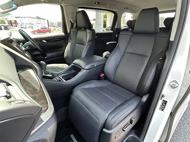 トヨタ ヴェルファイア Z Gエディション 福岡県 2019(令1)年 4万km ホワイトパールクリスタルシャイン ワンオーナー/純正10インチSDナビ【NSZN-Z68T】/(AM/FM/CD/DVD/Bluetooth/フルセグTV)/バックカメラ/黒レザーシート/純正12.1インチフリップダウンモニター【V12T-R68C】/トヨタセーフティーセンス/・プリクラッシュセーフティ/・車線逸脱警報/・オートマチックハイビーム/・ロードサインアシスト/・レーダークルーズコントロール/・先行車発進告知機能/横滑り防止装置/盗難防止装置/両側パワースライドドア/パワーバックドア/純正18インチアルミホイール/ドアバイザー/前方ドライブレコーダー【DRT-H68A】/ビルトインETC/ステアリングヒーター/シートヒーター＆ベンチレーター（D/N）/パワーシート(D/N)/シートメモリー(D)/プッシュスタート/ブレーキホールド/純正フロアマット/保証書/取扱説明書/ナビ取扱説明書/後席モニター取扱説明書