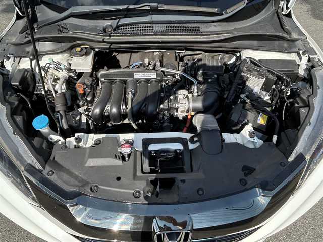 ホンダ ヴェゼル ハイブリッド 佐賀県 2016(平28)年 6.2万km ホワイトオーキッドパール 内装茶色基調/ホンダセンシング/レーダークルーズコントロール/ルーフレール/純正8インチナビ/・バックカメラ/・フルセグTV/BT/CD/DVD/ハーフレザーシート/前席シートヒーター/純正17インチAW/LEDヘッドライト/フォグランプ/オートライト/ETC/プッシュスタート/革巻きステアリング/パドルシフト/ステアリングスイッチ/トノカバー/電動格納ミラー/ドアバイザー/フロアマット/ISOFIX/エアバックW/サイド/カーテン