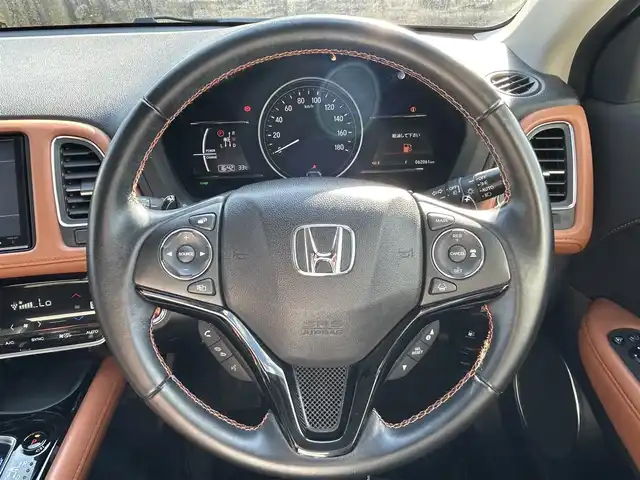 ホンダ ヴェゼル ハイブリッド 佐賀県 2016(平28)年 6.2万km ホワイトオーキッドパール 内装茶色基調/ホンダセンシング/レーダークルーズコントロール/ルーフレール/純正8インチナビ/・バックカメラ/・フルセグTV/BT/CD/DVD/ハーフレザーシート/前席シートヒーター/純正17インチAW/LEDヘッドライト/フォグランプ/オートライト/ETC/プッシュスタート/革巻きステアリング/パドルシフト/ステアリングスイッチ/トノカバー/電動格納ミラー/ドアバイザー/フロアマット/ISOFIX/エアバックW/サイド/カーテン