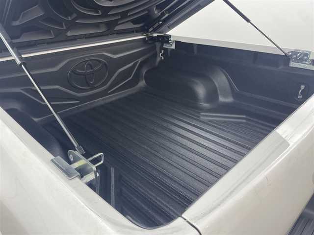 トヨタ ハイラックス Z GRスポーツ 福岡県 2023(令5)年 1万km スーパーホワイトⅡ ワンオーナー　/純正８型ナビ　/全方位カメラ　/純正ベッドライナー　/トノカバー　/ETC　/前後ドライブレコーダー　/レーダークルコン　/コーナーセンサー　/衝突被害軽減ブレーキ　/レーンキープ　/ヒルディセントコントロール　/パドルシフト　/ハーフレザーシート　/パワーシート