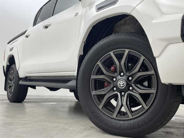 トヨタ ハイラックス Z GRスポーツ 福岡県 2023(令5)年 1万km スーパーホワイトⅡ ワンオーナー　/純正８型ナビ　/全方位カメラ　/純正ベッドライナー　/トノカバー　/ETC　/前後ドライブレコーダー　/レーダークルコン　/コーナーセンサー　/衝突被害軽減ブレーキ　/レーンキープ　/ヒルディセントコントロール　/パドルシフト　/ハーフレザーシート　/パワーシート