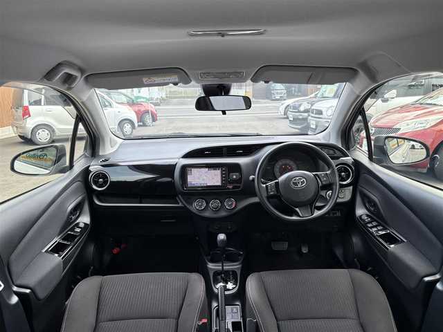 トヨタ ヴィッツ F セーフティーエディションⅢ 三重県 2019(平31)年 7.8万km ホワイトパールクリスタルシャイン プリクラッシュセーフティ/レーンディパーチャーアラート/オートマチックハイビーム/スマートキー/プッシュスタート/純正メモリナビ/・SD・TV・AUX・CD/・Bluetoothオーディオ/・バックカメラ/ステアリングスイッチ/LEDヘッドライト/フォグライト/オートライト/ウィンカーミラー/電格ミラー/プライバシーガラス/フロアマット/ドアバイザー/ビルトインETC