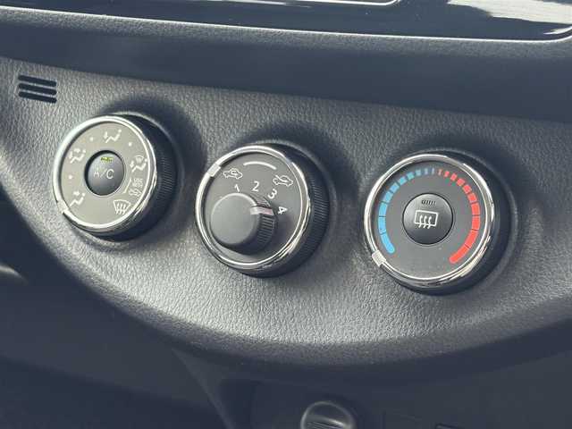 トヨタ ヴィッツ F セーフティーエディションⅢ 三重県 2019(平31)年 7.8万km ホワイトパールクリスタルシャイン プリクラッシュセーフティ/レーンディパーチャーアラート/オートマチックハイビーム/スマートキー/プッシュスタート/純正メモリナビ/・SD・TV・AUX・CD/・Bluetoothオーディオ/・バックカメラ/ステアリングスイッチ/LEDヘッドライト/フォグライト/オートライト/ウィンカーミラー/電格ミラー/プライバシーガラス/フロアマット/ドアバイザー/ビルトインETC