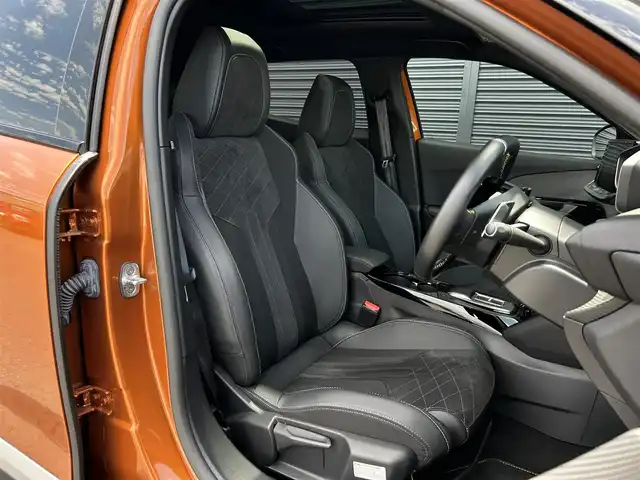 プジョー プジョー ２００８ GT ブルー HDi 茨城県 2022(令4)年 1.8万km オレンジ パノラマＳＲ　/衝突軽減Ｂ　/ＡＣＣ　/ＬＫＡ　/ＢＳＭ　/Ｂカメラ　/パーキングセンサー　/ＣａｒＰｌａｙ　/Ａｎｄｒｏｉｄ　Ａｕｔｏ　/ＢＴ　/ＵＳＢ　/ＬＥＤ　/インテリジェントハイビーム　/アンビエンスライト　/半革/禁煙車