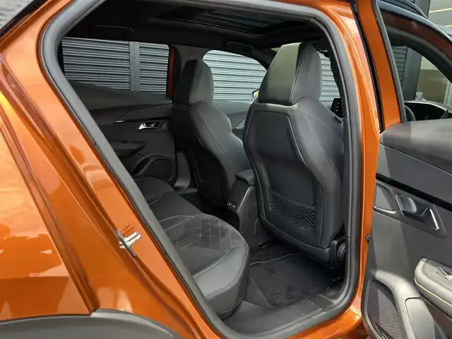 プジョー プジョー ２００８ GT ブルー HDi 茨城県 2022(令4)年 1.8万km オレンジ パノラマＳＲ　/衝突軽減Ｂ　/ＡＣＣ　/ＬＫＡ　/ＢＳＭ　/Ｂカメラ　/パーキングセンサー　/ＣａｒＰｌａｙ　/Ａｎｄｒｏｉｄ　Ａｕｔｏ　/ＢＴ　/ＵＳＢ　/ＬＥＤ　/インテリジェントハイビーム　/アンビエンスライト　/半革/禁煙車