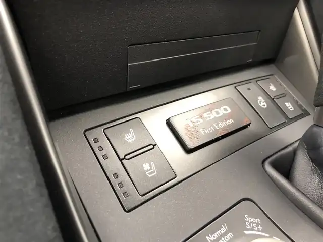 レクサス ＩＳ 500 Fスポーツパフォーマンス 愛知県 2023(令5)年 1.4万km ラディアントレッドコントラストレイヤリング 純正10型ナビ（フルセグ、CD、DVD、Bluetooth）/全方位カメラ/サンルーフ/三眼LEDヘッドライト/BSM/TZレーダー/ETC2.0/ドラレコ前後/メモリ付きパワーシート（D+N）/シートヒーター、エアシート（D+N)/ハンドルヒーター/衝突軽減ブレーキ/レーンキープアシスト/オートハイビーム/コーナーセンサー前後/電子パーキング/オートホールド/オートライト/USB/純正19インチAW/オートライト/スマートキー/ハーフレザーシート/横滑り防止装置