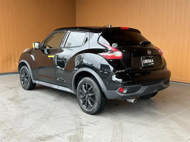 日産 ジューク 15RX パーソナライズパック 愛知県 2015(平27)年 12.1万km スーパーブラック 【ジューク　１５RX　パーソナライズ】/登録時走行距離120431キロ/社外７インチナビゲーション/(フルセグTV/BT/AMFMラジオ/USB/ipod)/前後Ｄレコーダー/バックカメラ/ＥＴＣ/純正アルミホイール/フロアマット/オートライト/横滑り防止装置/スマートキー/プッシュスタート/スペアキー/電動格納ミラー
