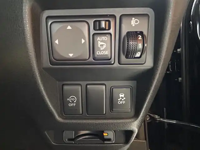 日産 ジューク 15RX パーソナライズパック 愛知県 2015(平27)年 12.1万km スーパーブラック 【ジューク　１５RX　パーソナライズ】/登録時走行距離120431キロ/社外７インチナビゲーション/(フルセグTV/BT/AMFMラジオ/USB/ipod)/前後Ｄレコーダー/バックカメラ/ＥＴＣ/純正アルミホイール/フロアマット/オートライト/横滑り防止装置/スマートキー/プッシュスタート/スペアキー/電動格納ミラー