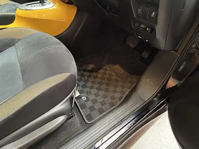 日産 ジューク 15RX パーソナライズパック 愛知県 2015(平27)年 12.1万km スーパーブラック 【ジューク　１５RX　パーソナライズ】/登録時走行距離120431キロ/社外７インチナビゲーション/(フルセグTV/BT/AMFMラジオ/USB/ipod)/前後Ｄレコーダー/バックカメラ/ＥＴＣ/純正アルミホイール/フロアマット/オートライト/横滑り防止装置/スマートキー/プッシュスタート/スペアキー/電動格納ミラー