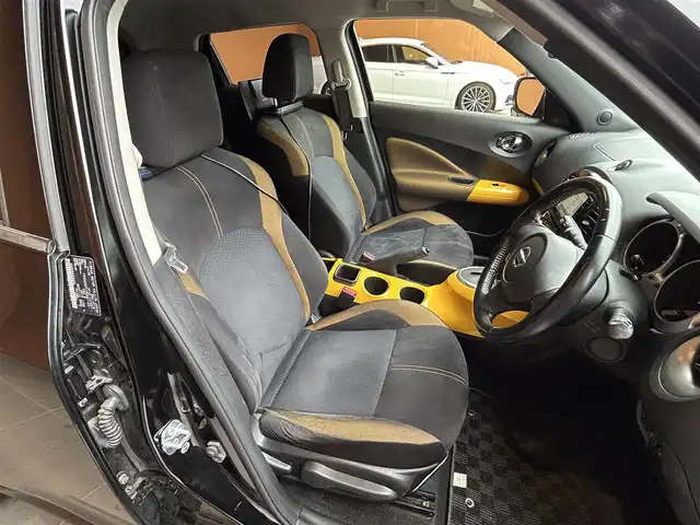 日産 ジューク 15RX パーソナライズパック 愛知県 2015(平27)年 12.1万km スーパーブラック 【ジューク　１５RX　パーソナライズ】/登録時走行距離120431キロ/社外７インチナビゲーション/(フルセグTV/BT/AMFMラジオ/USB/ipod)/前後Ｄレコーダー/バックカメラ/ＥＴＣ/純正アルミホイール/フロアマット/オートライト/横滑り防止装置/スマートキー/プッシュスタート/スペアキー/電動格納ミラー