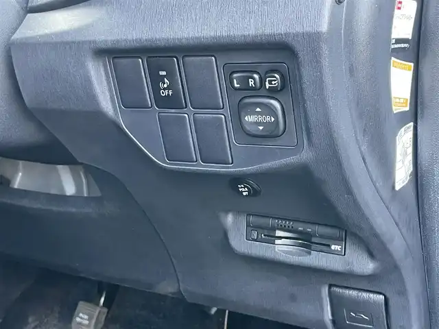 トヨタ プリウス S 静岡県 2013(平25)年 5.2万km シルバーM 純正ナビ /地デジ　/Bカメラ　/ドラレコ　/ステアリングスイッチ　/オートライト　/ビルトインETC　/ISOFIX　/ウィンカーミラー　/デンカク　/スマートキー　/保証書　/取説　