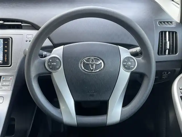 トヨタ プリウス S 静岡県 2013(平25)年 5.2万km シルバーM 純正ナビ /地デジ　/Bカメラ　/ドラレコ　/ステアリングスイッチ　/オートライト　/ビルトインETC　/ISOFIX　/ウィンカーミラー　/デンカク　/スマートキー　/保証書　/取説　