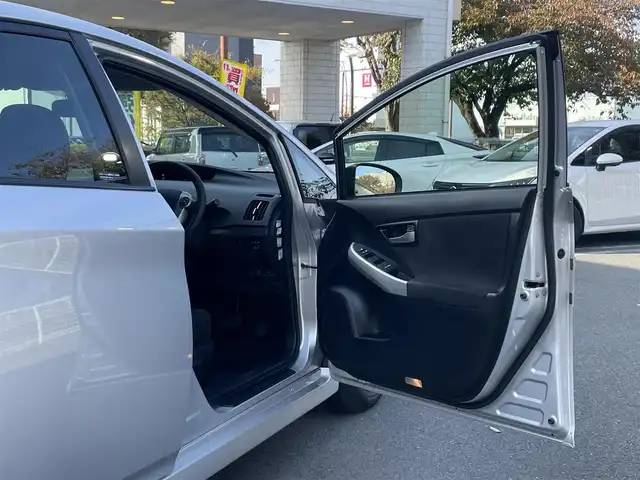 トヨタ プリウス S 静岡県 2013(平25)年 5.2万km シルバーM 純正ナビ /地デジ　/Bカメラ　/ドラレコ　/ステアリングスイッチ　/オートライト　/ビルトインETC　/ISOFIX　/ウィンカーミラー　/デンカク　/スマートキー　/保証書　/取説　