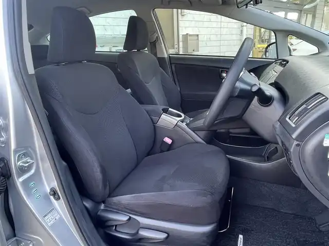 トヨタ プリウス S 静岡県 2013(平25)年 5.2万km シルバーM 純正ナビ /地デジ　/Bカメラ　/ドラレコ　/ステアリングスイッチ　/オートライト　/ビルトインETC　/ISOFIX　/ウィンカーミラー　/デンカク　/スマートキー　/保証書　/取説　