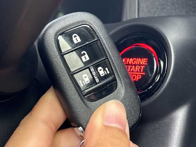 ホンダ Ｎ ＢＯＸ カスタム ターボ 三重県 2024(令6)年 0.3万km プラチナホワイトパール /禁煙車//社外ディスプレイオーディオ//AppleCarPray/AndroidAuto/Bluetooth//ホンダセンシング//アダプティブクルーズコントロール//前席シートヒーター//両側パワースライドドア//パドルシフト//ハーフレザーシート//LEDヘッドライト//ETC//電動パーキング//オートハイビーム//コーナーセンサー