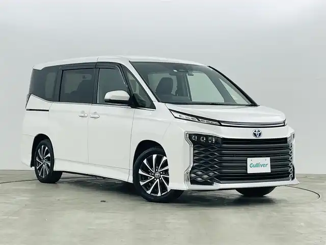 トヨタ ヴォクシー ハイブリッド S－Z 福島県 2023(令5)年 2.5万km ホワイトパールクリスタルシャイン セーフティセンス　/・プリクラッシュセーフティ　/・レーンディパーチャーアラート　/・レーントレーシングアシスト/・アダプティブハイビームシステム/・レーダークルーズコントロール　/・ロードサインアシスト/・ドライバー異常時対応システム/・プロアクティブドライビングアシスト/純正ナビゲーション/・Bluetooth/TV/CD/DVD/USB AM・FM/HDMI/applecarplay/androidauto/・バックカメラ/・ETC/ドライブレコーダー/両側パワースライドドア/革巻きステアリング/・ステアリングスイッチ/ハーフレザーシート/・シートヒーター/純正フロアマット/プッシュスタート/・スマートキー/ドアバイザー/電装格納ウィンカーミラー/電子パーキング/・オートホールド