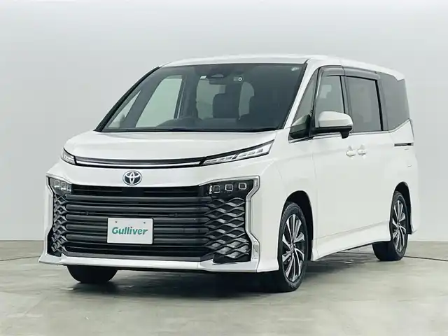 トヨタ ヴォクシー ハイブリッド S－Z 福島県 2023(令5)年 2.5万km ホワイトパールクリスタルシャイン セーフティセンス　/・プリクラッシュセーフティ　/・レーンディパーチャーアラート　/・レーントレーシングアシスト/・アダプティブハイビームシステム/・レーダークルーズコントロール　/・ロードサインアシスト/・ドライバー異常時対応システム/・プロアクティブドライビングアシスト/純正ナビゲーション/・Bluetooth/TV/CD/DVD/USB AM・FM/HDMI/applecarplay/androidauto/・バックカメラ/・ETC/ドライブレコーダー/両側パワースライドドア/革巻きステアリング/・ステアリングスイッチ/ハーフレザーシート/・シートヒーター/純正フロアマット/プッシュスタート/・スマートキー/ドアバイザー/電装格納ウィンカーミラー/電子パーキング/・オートホールド