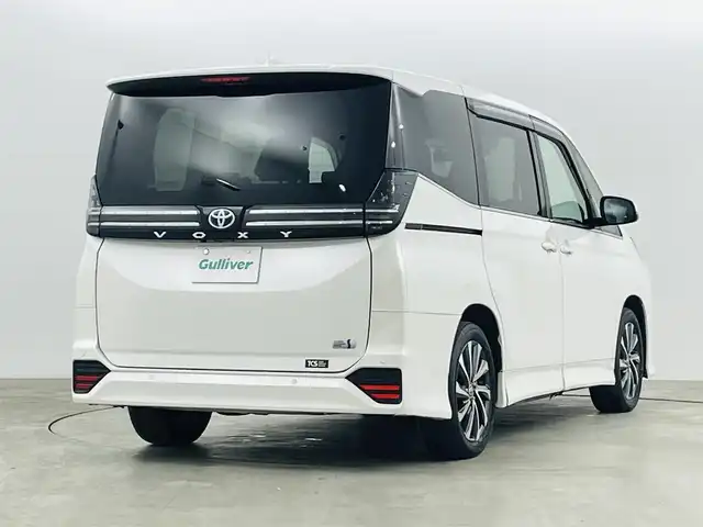 トヨタ ヴォクシー ハイブリッド S－Z 福島県 2023(令5)年 2.5万km ホワイトパールクリスタルシャイン セーフティセンス　/・プリクラッシュセーフティ　/・レーンディパーチャーアラート　/・レーントレーシングアシスト/・アダプティブハイビームシステム/・レーダークルーズコントロール　/・ロードサインアシスト/・ドライバー異常時対応システム/・プロアクティブドライビングアシスト/純正ナビゲーション/・Bluetooth/TV/CD/DVD/USB AM・FM/HDMI/applecarplay/androidauto/・バックカメラ/・ETC/ドライブレコーダー/両側パワースライドドア/革巻きステアリング/・ステアリングスイッチ/ハーフレザーシート/・シートヒーター/純正フロアマット/プッシュスタート/・スマートキー/ドアバイザー/電装格納ウィンカーミラー/電子パーキング/・オートホールド
